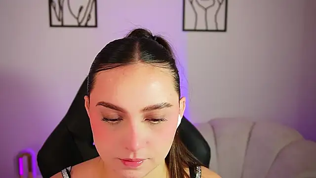 Snapshot of AliceHarper_ chatting on August 5, 2026, 1:21 am AliceHarper online show from August 5, 2026, 1:21 am
