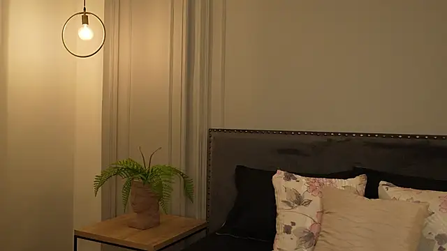 IrisBaker online show from January 7, 2026, 9:42 pm