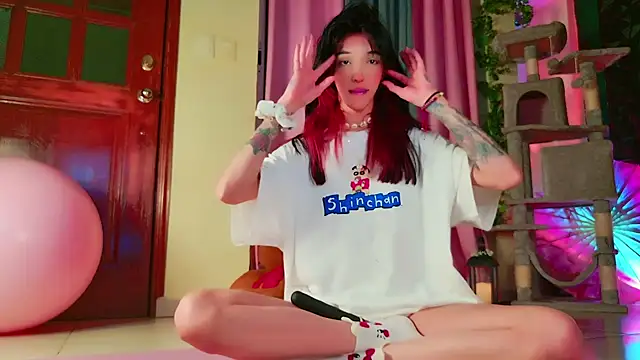 Snapshot of Finibondi chatting on December 14, 2025, 7:47 am Finibondi online show from December 14, 2025, 7:47 am