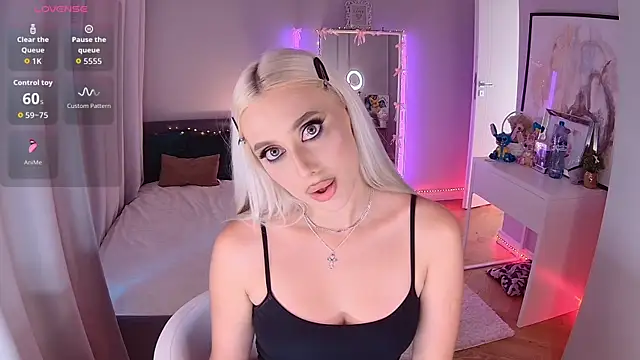 LoryWood online show from October 21, 2025, 2:05 pm