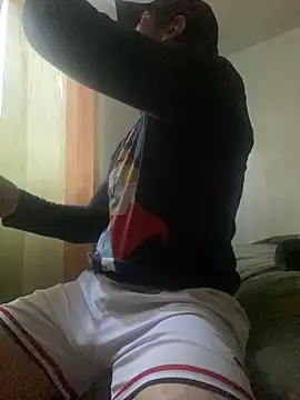 Snapshot of FumesClouds chatting on November 17, 2025, 4:33 pm FumesClouds online show from November 17, 2025, 4:33 pm