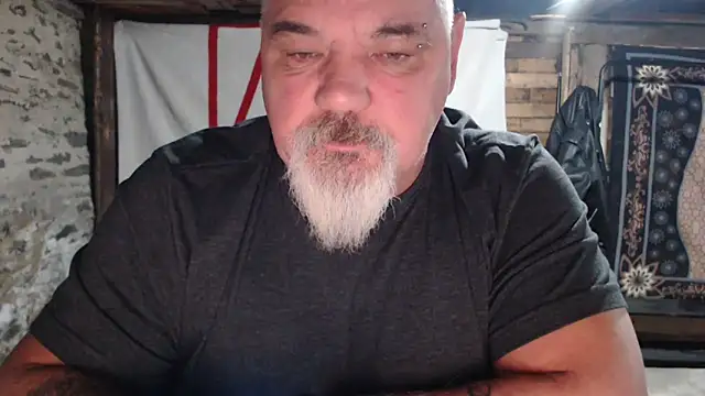 Newfiesausage1972 online show from December 2, 2025, 8:05 am