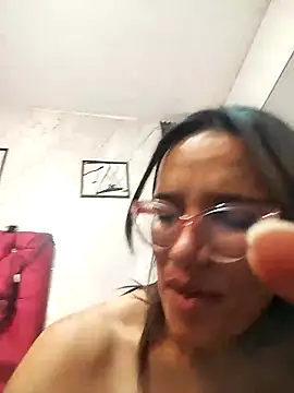 Snapshot of Yaumiko chatting on November 3, 2025, 9:02 am Yaumiko online show from November 3, 2025, 9:02 am