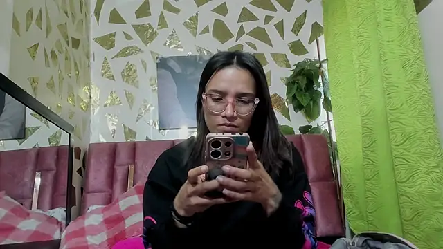 Snapshot of Yaumiko chatting on November 11, 2025, 11:49 am Yaumiko online show from November 11, 2025, 11:49 am