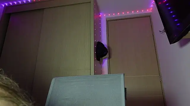tinysofia  online show from October 2, 2025, 3:32 am