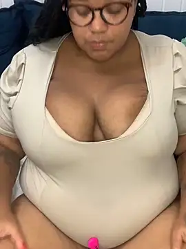 Snapshot of SweetLizzyBBW chatting on May 27, 2026, 2:30 am SweetLizzyBBW online show from May 27, 2026, 2:30 am