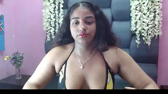 Snapshot of Sofia_Hernandez_ chatting on February 4, 2025, 2:39 am Sofia Hernandez online show from February 4, 2025, 2:39 am
