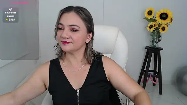 Snapshot of ana_milf chatting on October 23, 2025, 1:21 pm ana milf online show from October 23, 2025, 1:21 pm