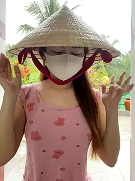 Snapshot of BabyThree_ chatting on November 1, 2025, 8:41 am BabyThree online show from November 1, 2025, 8:41 am