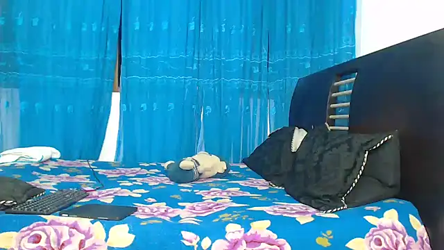 Snapshot of Hot_Sharks_ chatting on October 8, 2025, 10:28 am Hot Sharks online show from October 8, 2025, 10:28 am