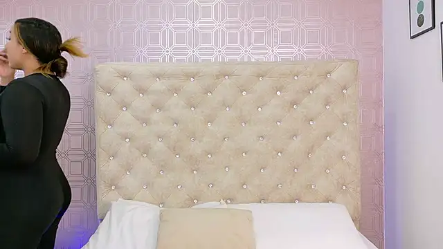 Snapshot of Sara_Desire chatting on October 10, 2025, 12:17 pm Sara Desire online show from October 10, 2025, 12:17 pm