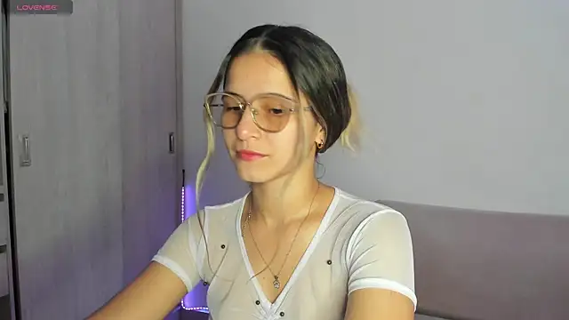 Lilacutte  online show from September 10, 2025, 7:18 am