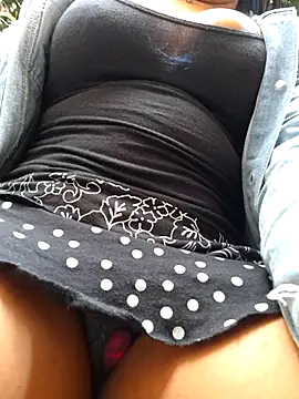 Snapshot of Bella_keny chatting on November 4, 2025, 6:33 pm Bella keny online show from November 4, 2025, 6:33 pm