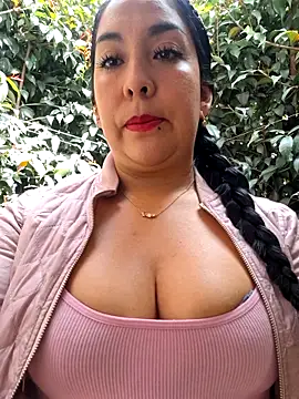 Snapshot of Bella_keny chatting on December 2, 2025, 6:20 pm Bella keny online show from December 2, 2025, 6:20 pm