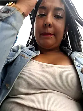 Snapshot of Bella_keny chatting on October 10, 2025, 6:42 pm Bella keny online show from October 10, 2025, 6:42 pm