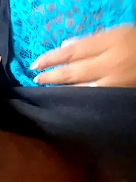 Snapshot of Bella_keny chatting on November 7, 2025, 1:04 pm Bella keny online show from November 7, 2025, 1:04 pm