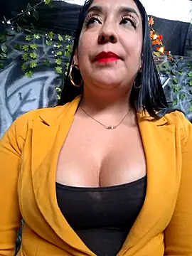 Snapshot of Bella_keny chatting on December 5, 2025, 7:23 pm Bella keny online show from December 5, 2025, 7:23 pm