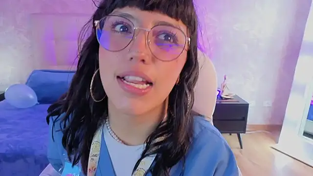 cute hollywood online show from June 18, 2026, 7:52 pm