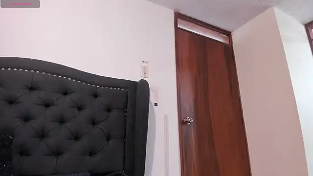 Snapshot of EmaGw chatting on December 1, 2025, 1:45 pm EmaGw online show from December 1, 2025, 1:45 pm