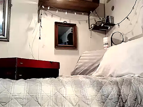 Snapshot of Genevieve143 chatting on August 4, 2026, 2:05 am Genevieve143 online show from August 4, 2026, 2:05 am