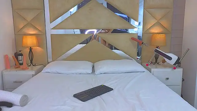 Tiphani walker  online show from November 27, 2025, 10:43 pm