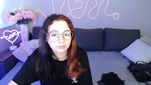 Snapshot of Mini_Diva chatting on November 19, 2025, 9:09 am Mini Diva online show from November 19, 2025, 9:09 am