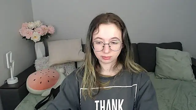 Snapshot of Mini_Diva chatting on October 15, 2025, 8:11 am Mini Diva online show from October 15, 2025, 8:11 am