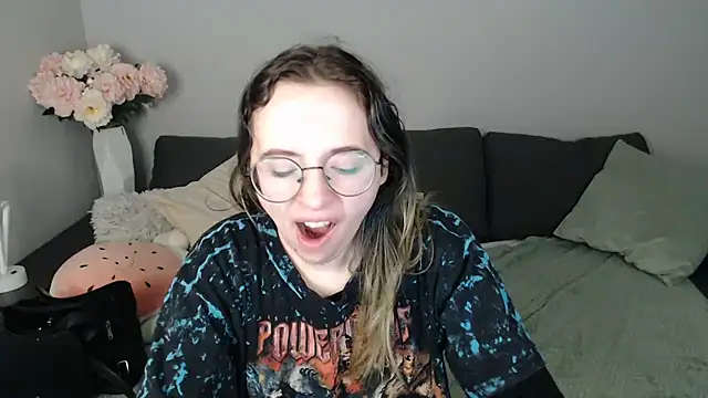 Snapshot of Mini_Diva chatting on October 26, 2025, 9:10 am Mini Diva online show from October 26, 2025, 9:10 am