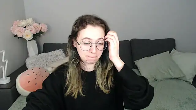 Snapshot of Mini_Diva chatting on October 10, 2025, 8:04 am Mini Diva online show from October 10, 2025, 8:04 am