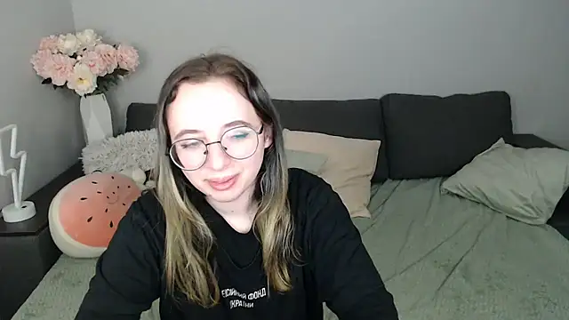 Snapshot of Mini_Diva chatting on October 12, 2025, 8:05 am Mini Diva online show from October 12, 2025, 8:05 am