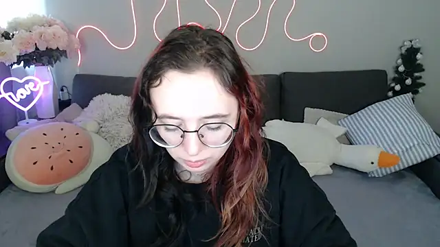 Snapshot of Mini_Diva chatting on April 24, 2026, 8:27 am Mini Diva online show from April 24, 2026, 8:27 am