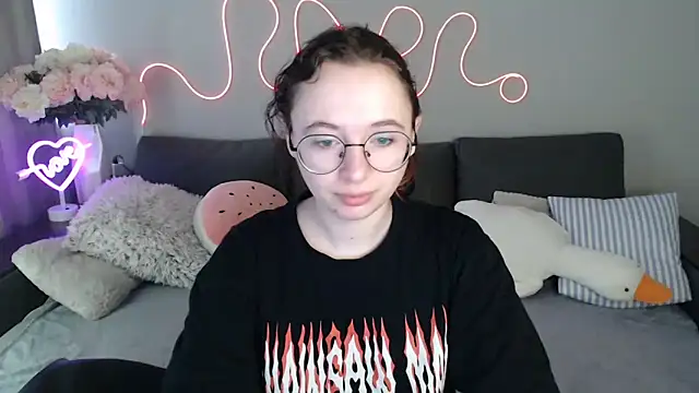 Snapshot of Mini_Diva chatting on May 15, 2026, 8:34 am Mini Diva online show from May 15, 2026, 8:34 am
