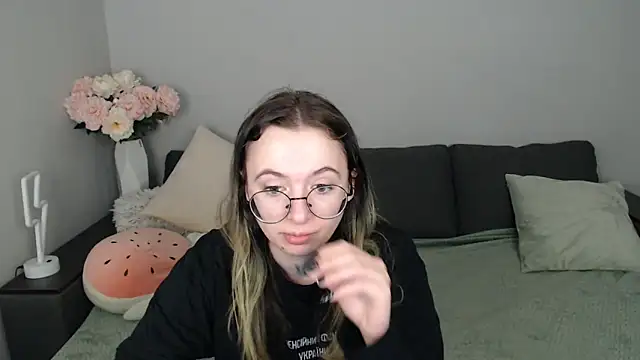 Snapshot of Mini_Diva chatting on October 17, 2025, 8:06 am Mini Diva online show from October 17, 2025, 8:06 am