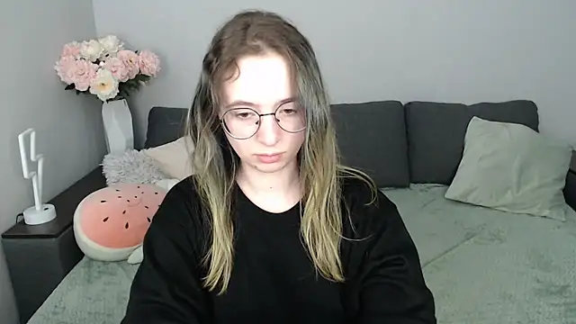 Snapshot of Mini_Diva chatting on October 19, 2025, 8:06 am Mini Diva online show from October 19, 2025, 8:06 am