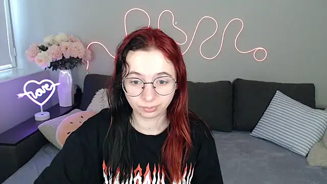 Snapshot of Mini_Diva chatting on November 11, 2025, 9:15 am Mini Diva online show from November 11, 2025, 9:15 am