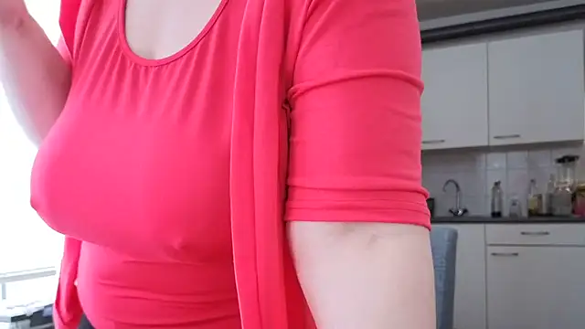 Snapshot of MilfGina chatting on February 12, 2026, 9:42 am MilfGina online show from February 12, 2026, 9:42 am