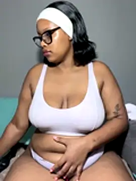 Snapshot of MimiCurves chatting on November 16, 2025, 6:56 pm MimiCurves online show from November 16, 2025, 6:56 pm