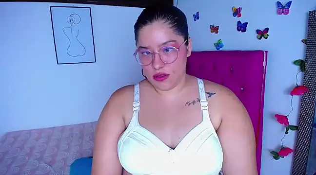 Snapshot of littleflower4you chatting on February 26, 2025, 1:36 am littleflower4you online show from February 26, 2025, 1:36 am