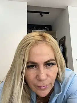Snapshot of LARIANA_RIVERA23 chatting on July 7, 2026, 3:53 am LARIANA RIVERA23 online show from July 7, 2026, 3:53 am