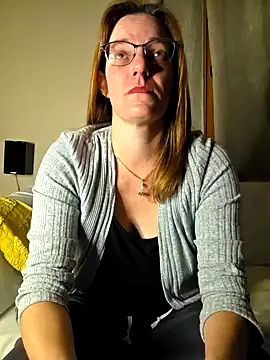 Snapshot of SpiceLea chatting on October 16, 2025, 7:33 pm SpiceLea online show from October 16, 2025, 7:33 pm