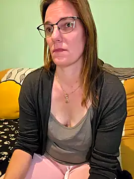 Snapshot of SpiceLea chatting on November 12, 2025, 2:32 pm SpiceLea online show from November 12, 2025, 2:32 pm