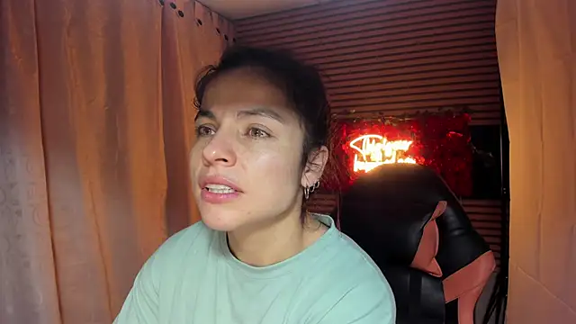 Snapshot of rosse_2504 chatting on October 17, 2025, 5:37 pm rosse 2504 online show from October 17, 2025, 5:37 pm