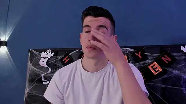 MikaelSlow online show from October 22, 2025, 4:01 am