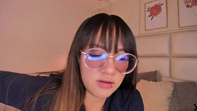 Snapshot of Aily_Yozuko chatting on April 24, 2026, 2:35 am Aily Yozuko online show from April 24, 2026, 2:35 am
