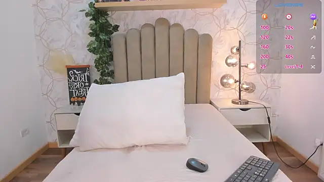 Snapshot of Roma__love chatting on October 30, 2025, 12:36 pm Roma love online show from October 30, 2025, 12:36 pm