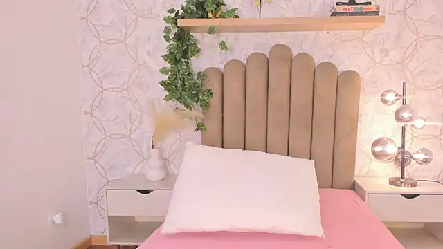 Snapshot of Roma__love chatting on December 4, 2025, 12:59 pm Roma love online show from December 4, 2025, 12:59 pm