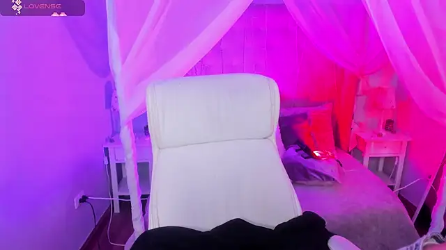 Snapshot of Hanna__Becker_ chatting on February 26, 2025, 3:35 am Hanna Becker online show from February 26, 2025, 3:35 am