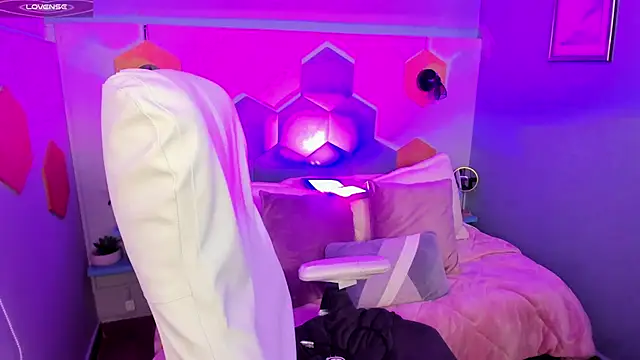 Snapshot of Hanna__Becker_ chatting on January 24, 2025, 3:54 am Hanna Becker online show from January 24, 2025, 3:54 am