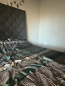 juicyyy323 online show from December 17, 2025, 11:21 pm