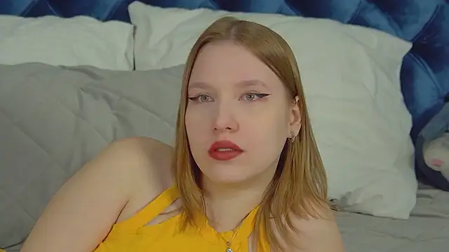 LiliLinn online show from May 8, 2026, 4:49 am
